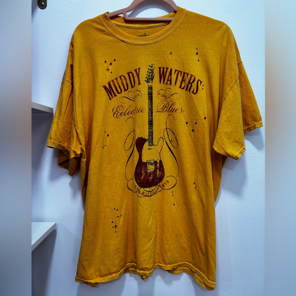 Golden Muddy Waters Tahirt with guitar logo on the front